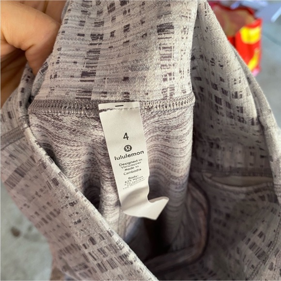 Lululemon legging size 4 in perfect condition white grey ghost print pattern - Picture 4 of 5